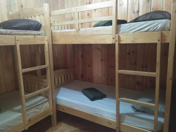 ห้องพักรวม, หอพักรวม (4 beds) | โต๊ะทำงาน, ผ้าปูที่นอน