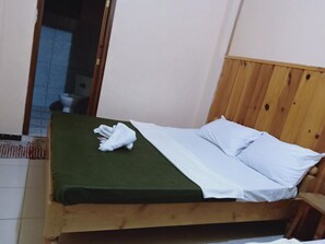 Desk, bed sheets - Banaue Sunrise Guest House - Hostel (Banaue)