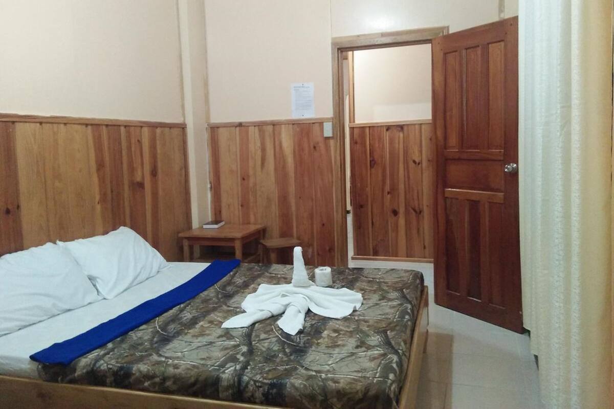Standard Room, Shared Bathroom | Desk, bed sheets