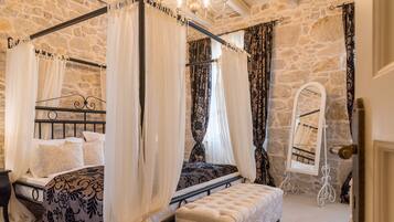 Villa | 4 bedrooms, soundproofing, iron/ironing board, free WiFi