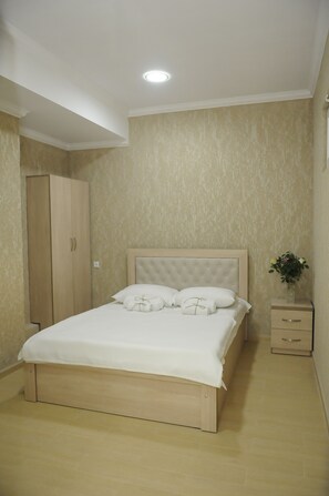 1 bedroom, WiFi, bed sheets - Pomegranate - double room 3 (Kutaisi)