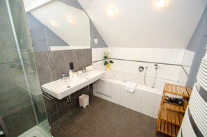 Badewanne, Haartrockner, Handtücher