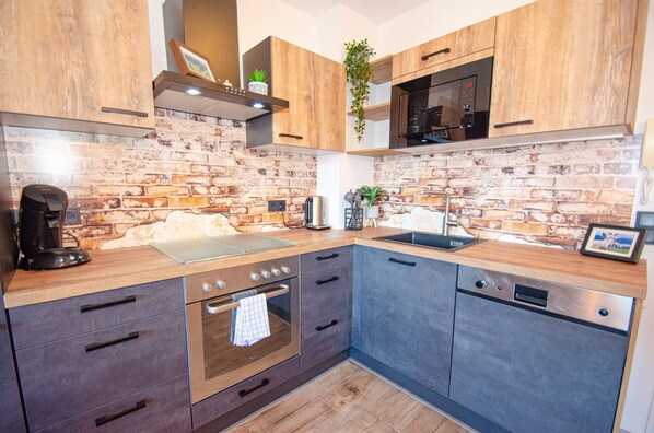 Kühlschrank, Mikrowelle, Ofen, Geschirrspüler