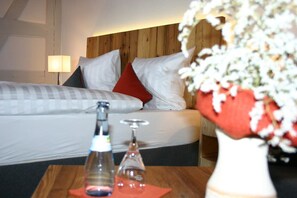 خزنة داخل الغرفة وستائر تعتيم ومكواة/لوح كي وأسرّة أطفال/رضّع (مجانًا)