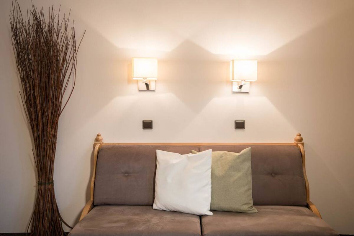 Habitación doble estándar | Caja de seguridad en la habitación y cortinas blackout