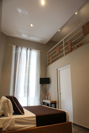 In-room safe, desk, iron/ironing board, free cots/infant beds - Be Italian Flat Piazza Bovio 22 (Naples)