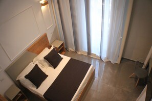 Desk, soundproofing, free cribs/infant beds, free WiFi - Be Italian Flat Piazza Bovio 22 (Naples)