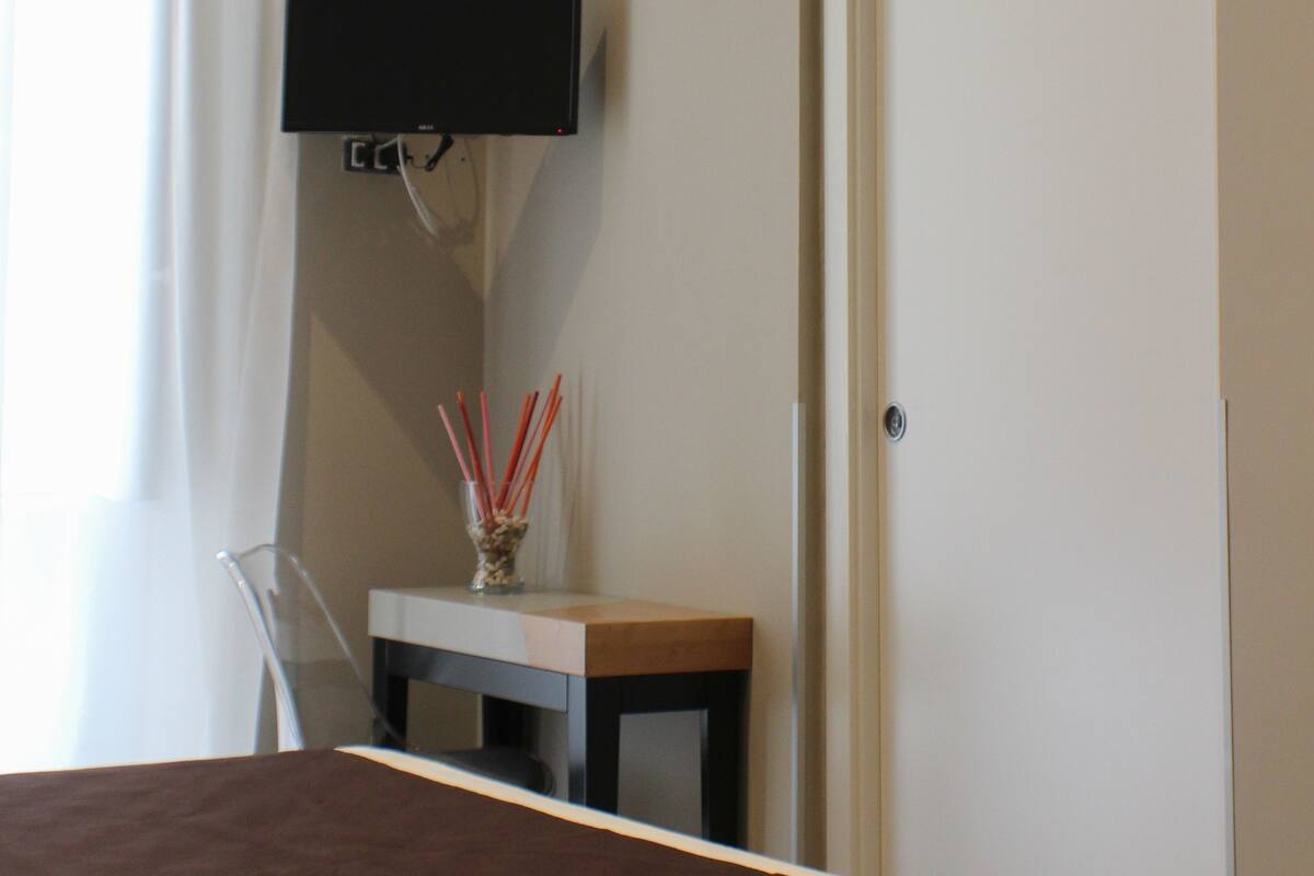 In-room safe, desk, iron/ironing board (on request)