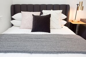 Iron/ironing board, WiFi, bed sheets
