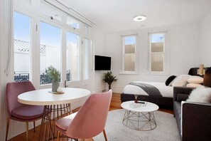 Iron/ironing board, WiFi, bed sheets