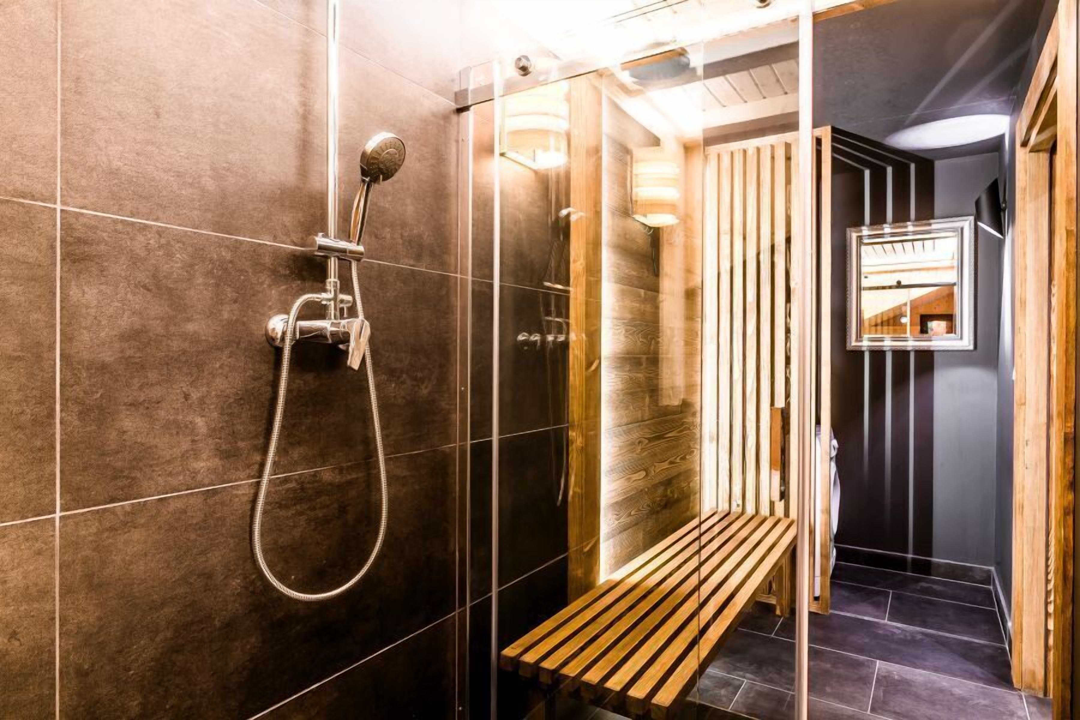 Appartement Duplex, 3 chambres, sauna, côté montagne | Salle de bain | Sèche-cheveux, serviettes fournies, savon, shampoing
