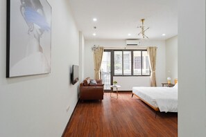 1 bedroom, individually decorated, individually furnished, desk