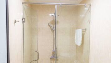 Shower, free toiletries, towels