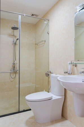 Ducha, artículos de higiene personal gratuitos y toallas