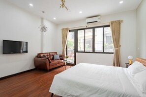 Suite | 1 bedroom, individually decorated, individually furnished, desk