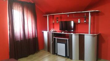 Deluxe Double Room | Hypo-allergenic bedding, desk, blackout curtains, free WiFi