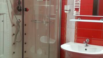 Deluxe Double Room | Bathroom | Combined shower/bathtub, jetted bath, hydromassage showerhead