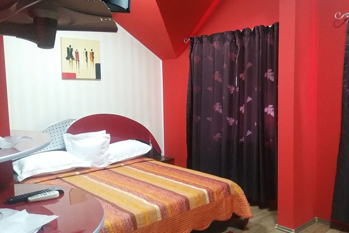 Quarto casal luxo | Roupas de cama antialérgicas, escrivaninha, cortinas blackout