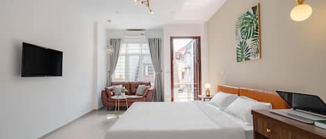 Suite | 1 bedroom, individually decorated, individually furnished, desk