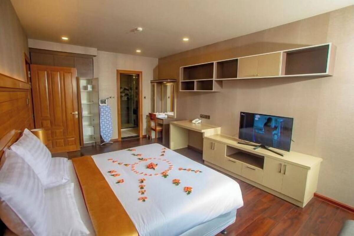 Minibar, in-room safe, desk, laptop workspace