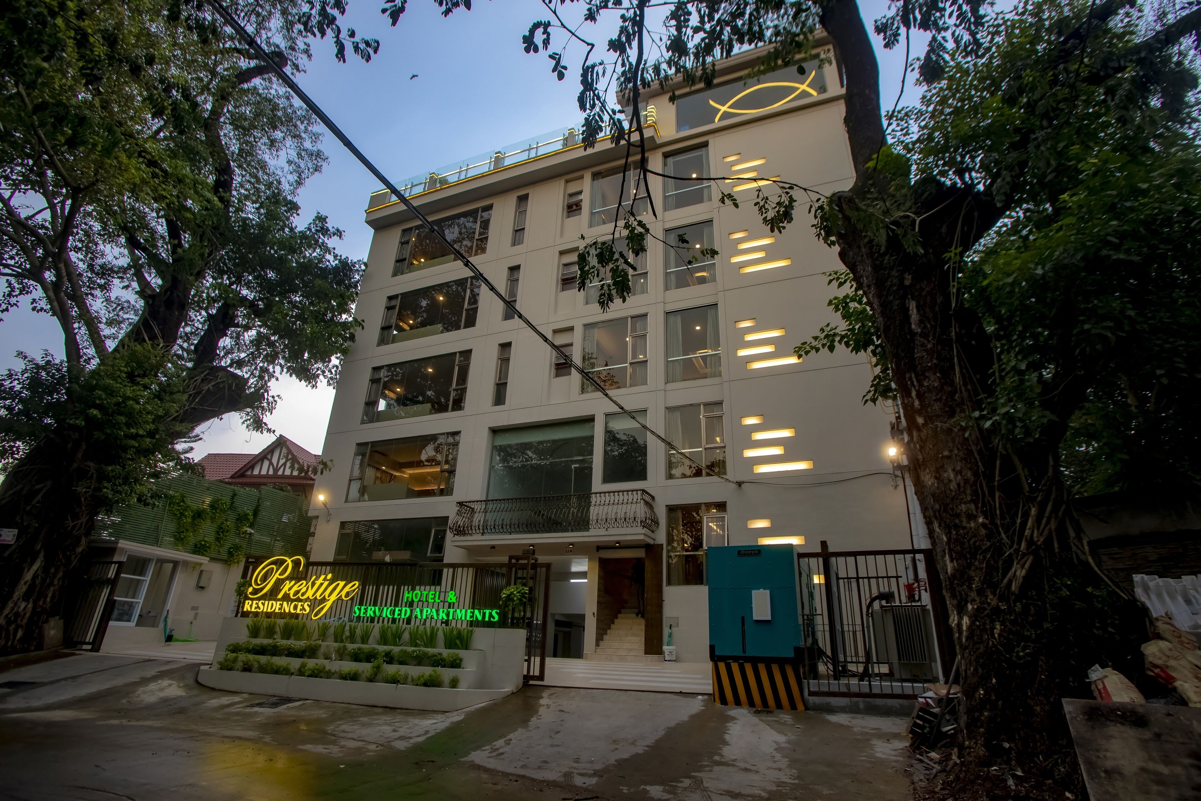 Un hôtel moderne dont l’enseigne indique : « Prestige Residences & Service Apartments ».