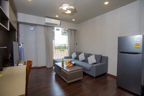 En 45-tommers smart-TV med kabel-kanaler samt TV