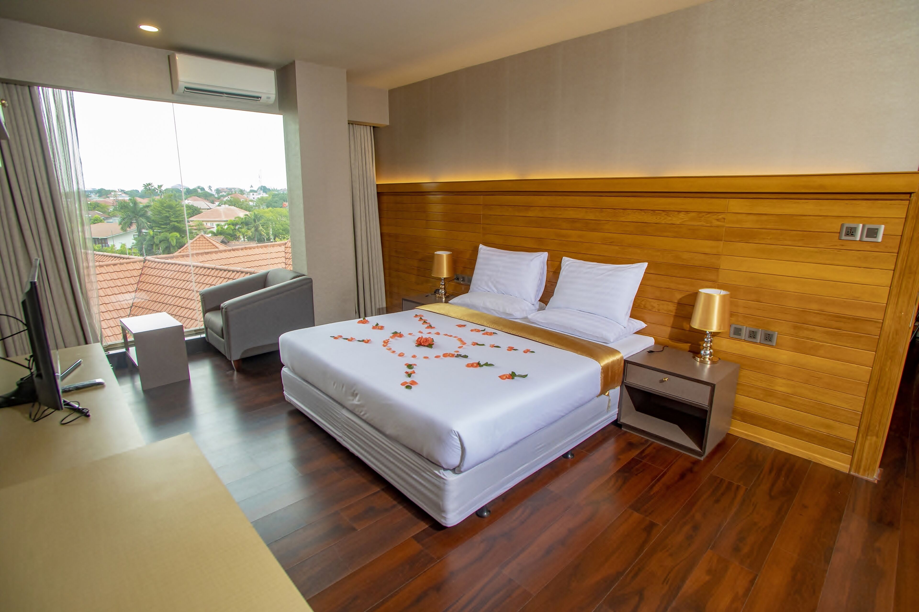 apartment, 1 bedroom, 1 queen bed | 1 bedroom, minibar, in-room safe, desk