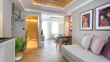 Deluxe Queen Suite | Egyptian cotton sheets, premium bedding, down comforters, pillowtop beds