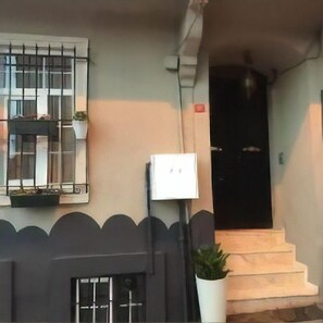 Property entrance - Shima House (Istanbul)