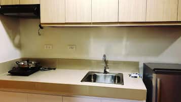 Apartamento, 1 habitación | Cocina privada | Frigorífico, placa de cocina y utensilios de cocina
