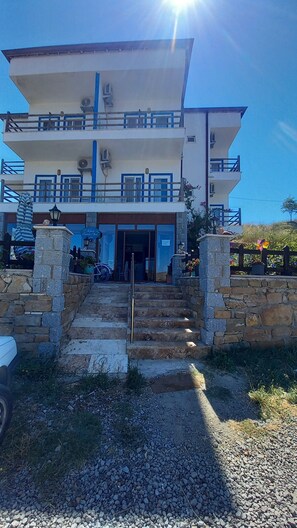 Property entrance - ADA KEKİĞİ PANSİYON (Gökçeada)