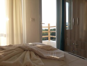 Habitación doble de lujo, 1 cama matrimonial, lanai, vista al mar | Sábanas de algodón egipcio, ropa de cama de alta calidad y edredón 