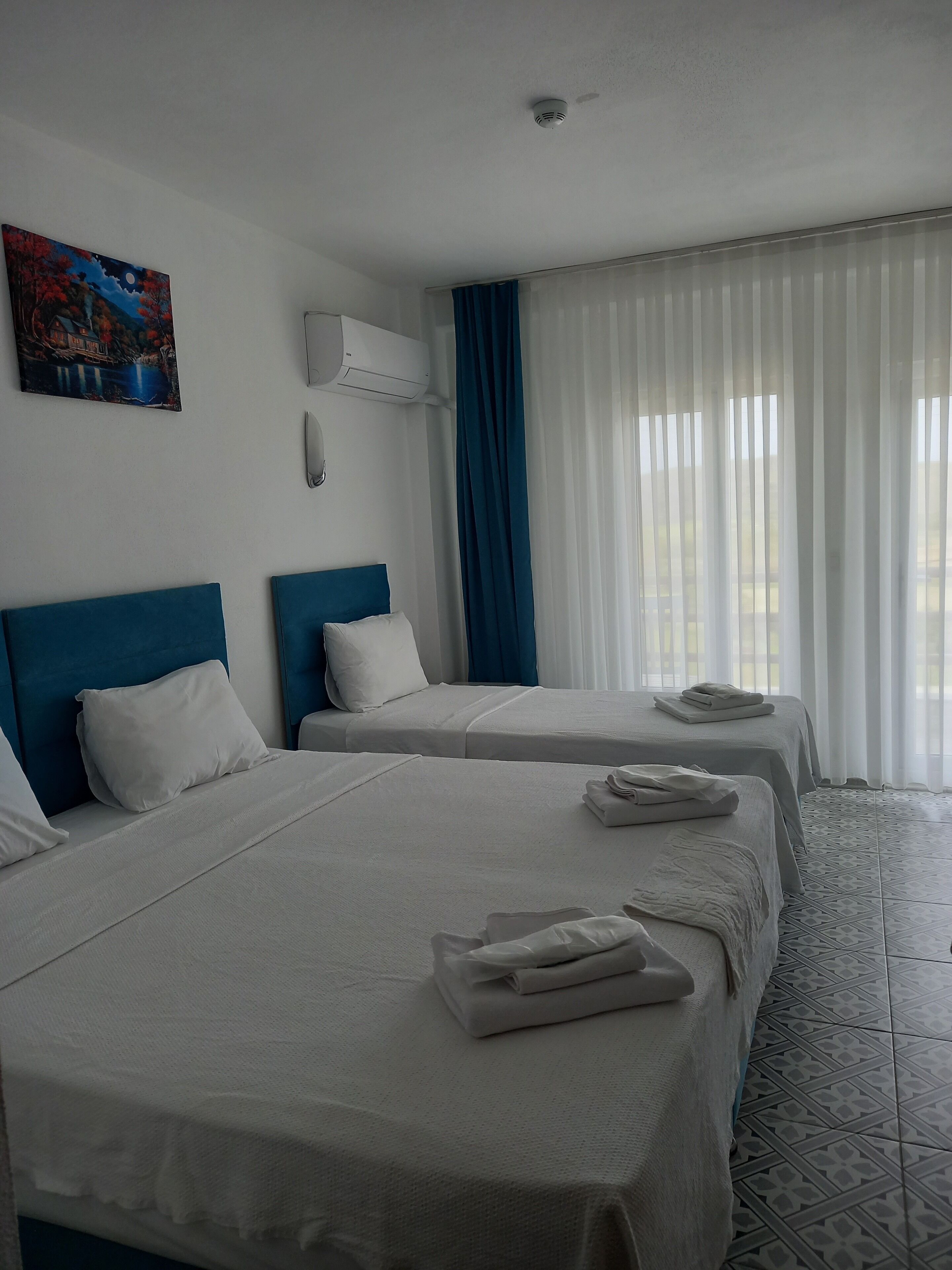 luxury triple room, lanai, sea view | egyptian cotton sheets, premium bedding, down duvets, minibar
