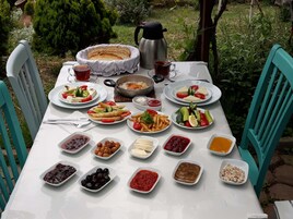 Her gün ücretsiz açık büfe kahvaltı