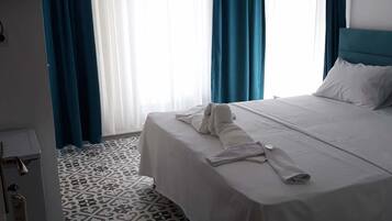 Habitación de hotel con cama, armario y piso estampado.