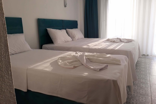 Luxury Triple Room, Lanai, Sea View | Cadar kapas Mesir, peralatan tempat tidur premium, gebar bulu kapas