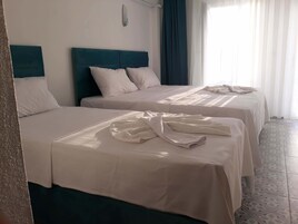 Luxury Triple Room, Lanai, Sea View | Egyptian cotton sheets, premium bedding, down comforters, minibar