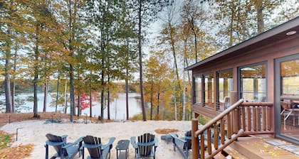 Quaint lakefront cabin w/ indoor & outdoor fireplace, private dock - dogs OK
