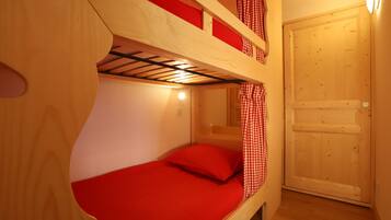 2 slaapkamers, een strijkplank/strijkijzer, gratis wifi, beddengoed