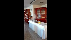 Frukost med lokala rätter varje dag (EUR 7.50 per person)