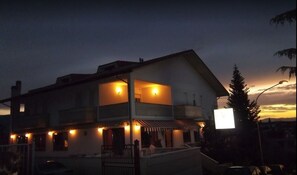 Front of property - evening/night - Hotel Leon D'oro (Castel Frentano)
