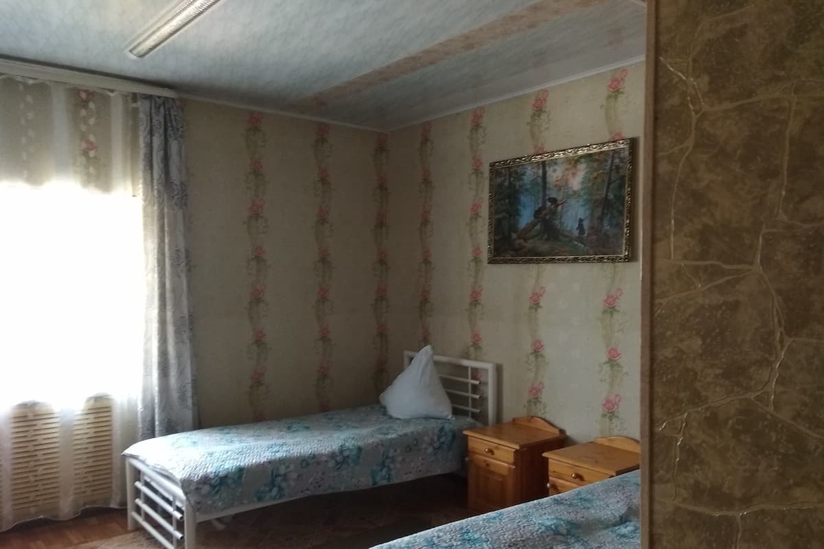 Chambre familiale double ou avec lits jumeaux | AccĂšs au Wi-Fi (inclus), literie fournie