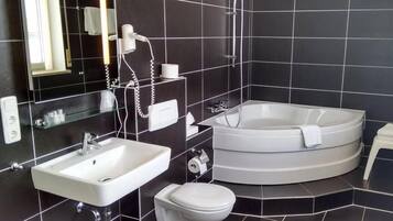 Kostenlose Toilettenartikel, Haartrockner, Handtücher