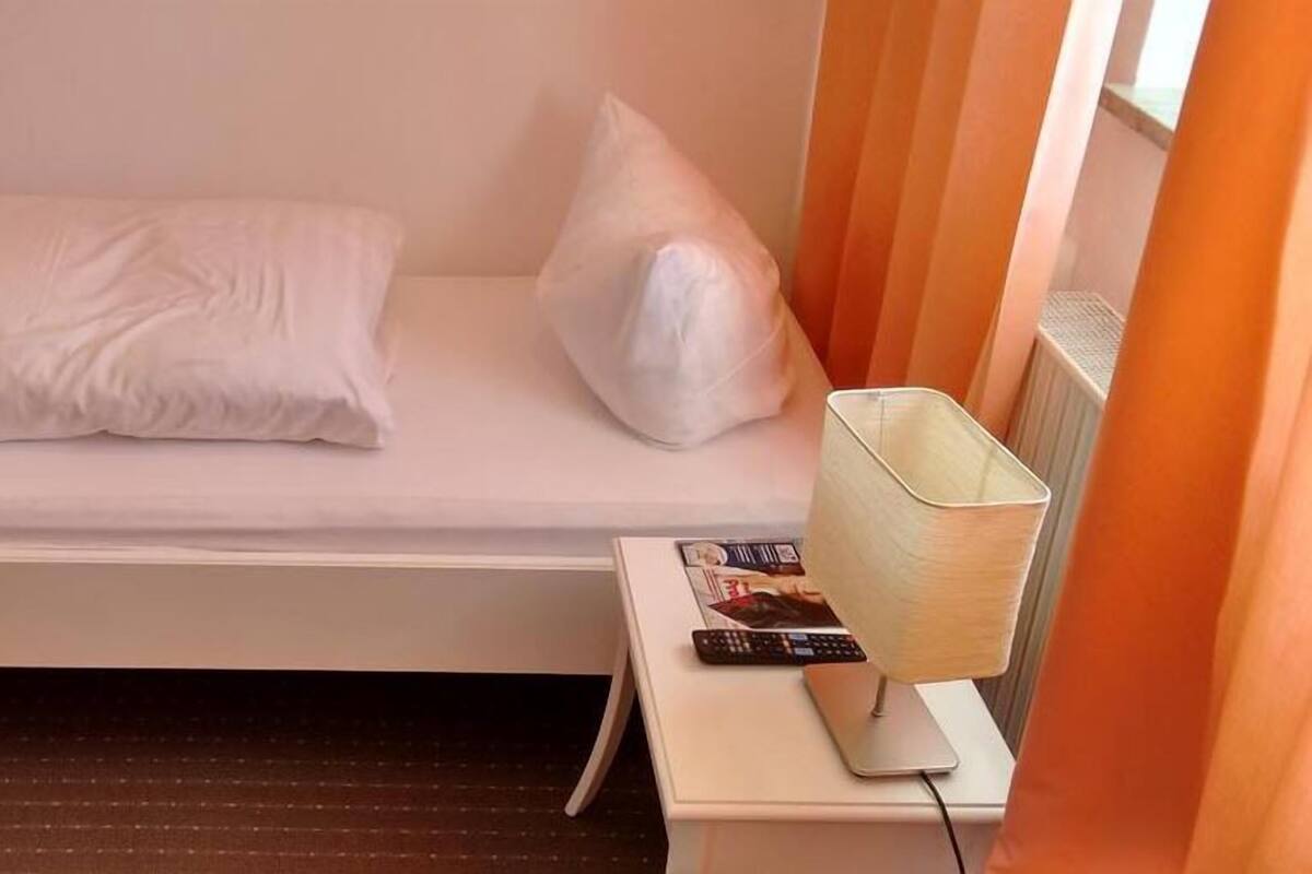 Single Room | Desk, free WiFi, bed sheets