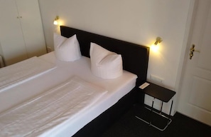 Desk, free WiFi, bed sheets - Hotel Mozart (Traunreut)