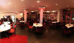 Free daily buffet breakfast  - Hotel Mozart (Traunreut)