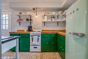 Fridge, microwave, oven, stovetop - Tech Terrace Cottage-Just 3 Blocks from TTU! (Lubbock)