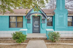 Exterior detail - Tech Terrace Cottage-Just 3 Blocks from TTU! (Lubbock)