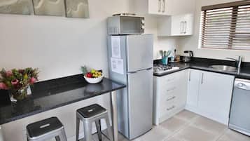 Apartemen Mewah (10) | Dapur pribadi | Lemari es dan kursi makan untuk bayi