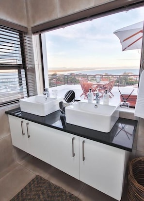 Apartamento superluxo (10) | Banheiro | Toalhas de banho, sabonete, shampoo, papel higiênico